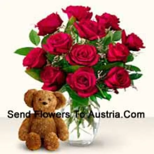 11 roses rouges avec quelques fougères dans un vase en verre accompagnées d'un adorable ourson brun de 12 pouces de hauteur