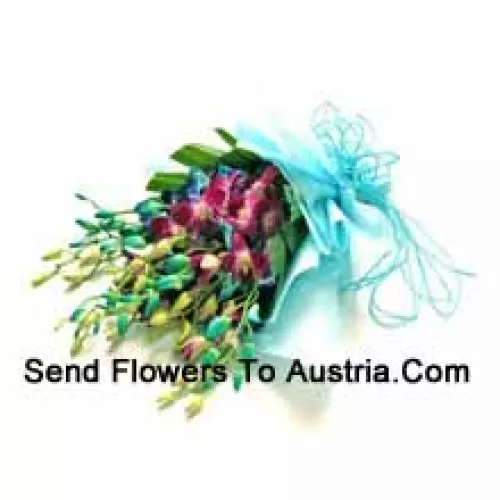 Un magnifique bouquet de main d'orchidées pourpres avec des remplissages saisonniers