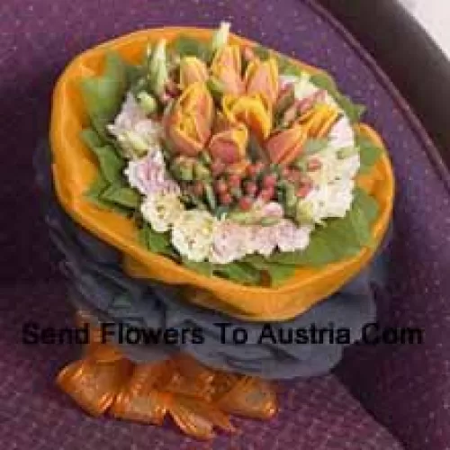 Bouquet à la main de tulipes de couleur foncée