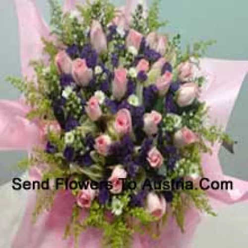 Bouquet de 31 roses roses avec remplissages saisonniers