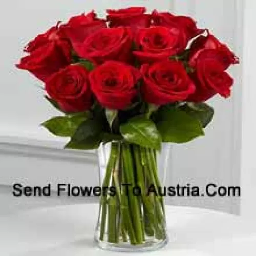 11 Roses Rouges Avec Quelques Fougères dans un Vase